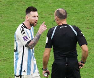 Messi nổi giận với trọng tài rút 17 thẻ vàng trận Argentina vs Hà Lan
