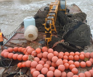 Có gì trên chiếc tàu sắt tiền tỉ, không người lái dạt vào bờ biển Quảng Trị?