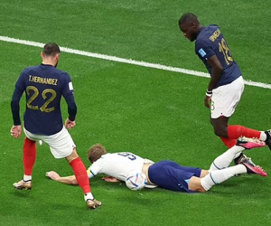 Fan Anh phẫn nộ vì đội nhà bị cướp mất 1 quả penalty