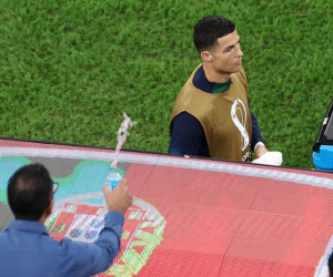 Ronaldo bị CĐV hắt nước trong trận thua của Bồ Đào Nha