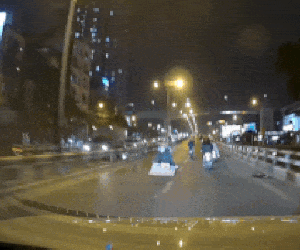 Clip: Hy hữu người đi xe máy 'trượt ván' trên cầu vượt ở Hà Nội
