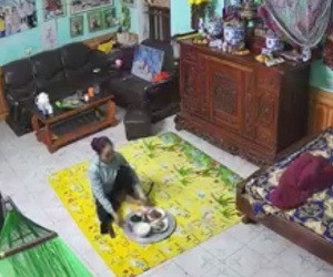 Bố mất, mẹ lủi thủi ăn cơm một mình trong ngôi nhà trống trải: Nỗi xót xa không tả thành lời!