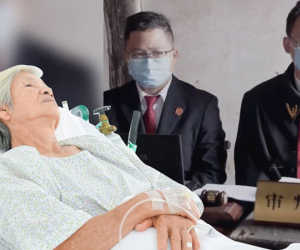 Mẹ nằm liệt trong viện đâm đơn kiện ba con trai vì không một ai chăm sóc