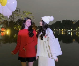 Hai ái nữ nhà Quyền Linh tận hưởng mùa đông Hà Nội, được khen như công chúa tuyết trắng