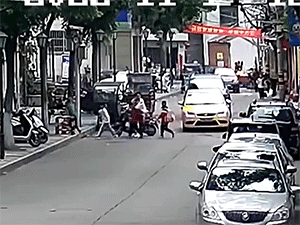 Người đi đường cố gắng nhấc xe con cứu bé trai bị đâm dưới gầm