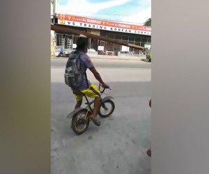 Người đàn ông dùng xe đạp trẻ em vận chuyển gỗ bằng đầu khiến cư dân mạng 'dậy sóng'