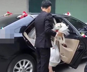 Chú rể mở cửa xe hoa cho cô dâu bước xuống, nhìn vật giấu dưới làn váy cưới dân tình được phen cười ngã ngửa: 'Đang ăn chơi dở thì phải lấy chồng đây mà!'