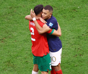 Mbappe gây sốt với hành động an ủi bạn thân Hakimi