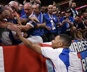Mbappe gặp sự cố khó xử lúc khởi động trước trận Pháp vs Morocco