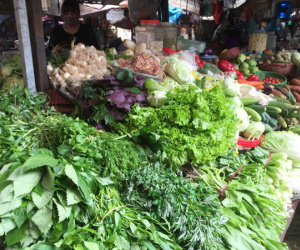 Hà Nội: Giá rau xanh tăng gấp đôi, 'chi phí đắt ngang thịt cá'