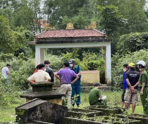 Đi hái nấm, người dân kinh hãi phát hiện điều này cạnh nghĩa địa
