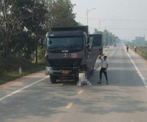Thi thể nạn nhân kẹp ở đầu ô tô sau vụ tai nạn giao thông ở Vĩnh Phúc