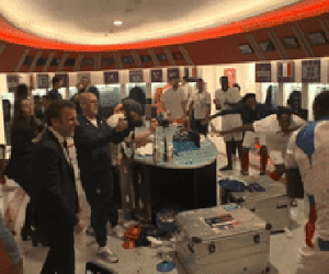 Tổng thống Pháp vào tận phòng thay đồ, ôm từng cầu thủ mừng chiến tích vào chung kết World Cup