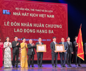 Xuân Bắc và Nhà hát Kịch Việt Nam đón nhận Huân chương Lao động hạng ba