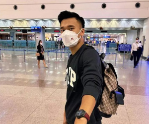 Bùi Tiến Dũng tay xách nách mang quà trời Tây về cho vợ con