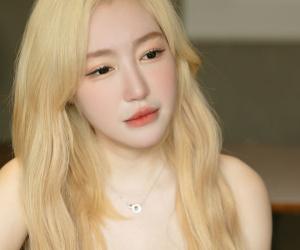 Bị mỉa mai vì đăng bài tìm nhà tài trợ quần áo cho 2 con, Elly Trần bức xúc lên tiếng: 'Mọi người nhìn rộng ra giùm em'