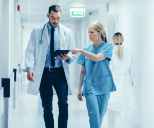 Mới tốt nghiệp cấp 3 nhưng giả làm bác sĩ làm việc trong bệnh viện hơn 1 năm không ai biết