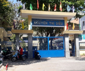 Xô xát với bảo vệ, văng tục với cô giáo, thầy tiếng Anh nước ngoài bị thay thế