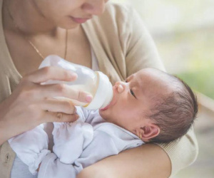Bé 3 tháng tuổi co giật sau khi uống nước, BS cảnh báo thói quen nhiều mẹ tưởng tốt hóa hại con