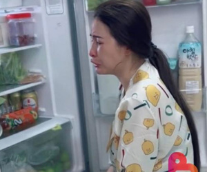 Vừa đi làm về đã thấy vợ ngồi mếu máo bên tủ lạnh, ông chồng bất ngờ trước sự thật đầy ngọt ngào
