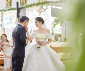 Khánh Thi - Phan Hiển xúc động trong hôn lễ tại nhà thờ