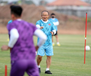 Đội tuyển Việt Nam tập buổi đầu tại Lào, ông Park lộ nét ưu tư