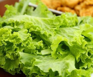 Rau sống được nhiều người ưa thích nhưng ai nên hạn chế ăn?