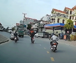 Sang đường thiếu quan sát, thanh niên đi xe máy vẫn nhanh chân thoát được gầm xe tải