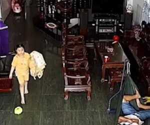 Thấy bố nằm ngủ trên võng, bé gái liền có hành động đáng yêu khiến dân mạng không ngớt lời khen