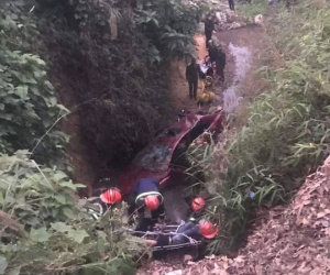 Vụ ôtô rơi xuống khe suối 15 tiếng không ai biết: 3 người thương vong