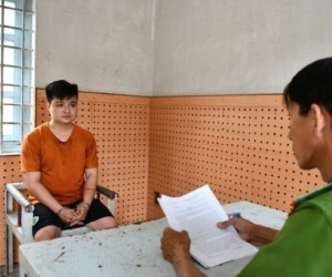 Thấy vợ nhắn tin với 'ai đó', chồng rủ đàn em đi đánh ghen, đâm trọng thương 'tình địch'