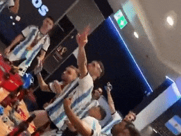 Thủ môn Argentina gây bão với hành động ‘tiễn đưa’ Mbappe trong phòng thay đồ