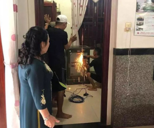 Nhà trai sắp tới cửa, mẹ phải phá két lấy vàng tặng con gái vì lỡ quên mật khẩu
