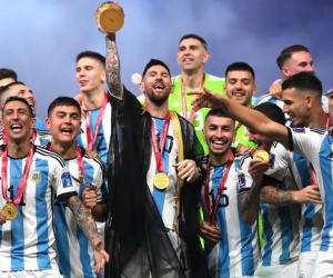 Bí mật về chiếc áo choàng đen Messi mặc khi giương cao cúp vô địch World Cup 2022