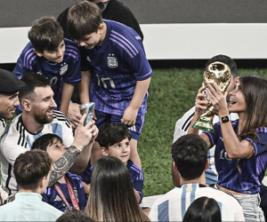 Messi gây sốt với cảnh cưng chiều vợ trong thời điểm vinh quang nhất cuộc đời