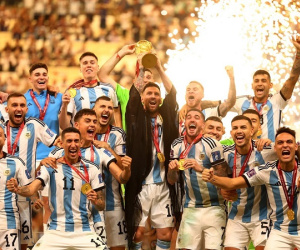 Chùm ảnh 'để đời' của Messi: Ngất ngây trên đỉnh vinh quang với cúp vàng Thế giới
