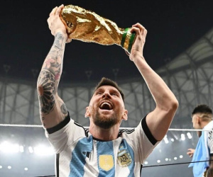 FIFA 'tát vào mặt' Ronaldo: Messi hay nhất mọi thời đại!
