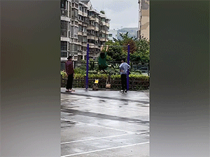 Tròn mắt với màn tập thể dục của bác gái với thanh xà đơn