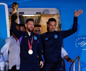 Messi và đồng đội mang cúp vàng World Cup về nước, mừng công cùng 'biển người' trên đường phố