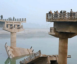 Ấn Độ: Cầu xây xong chưa kịp khánh thành đã... sập