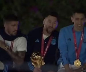 Clip: Messi cùng đồng đội suýt 'lộn cổ' vì dây điện khi ngồi nóc xe diễu hành