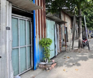 Xác nữ khỏa thân trong dãy ki-ốt dấy lên nghi án giết người, cướp của