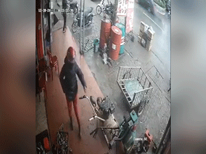'Táy máy' nghịch chiếc máy nông nghiệp, người phụ nữ gặp tai họa suýt mất chân