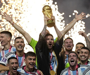 Chủ nhà World Cup 2022 lên tiếng về chiếc áo choàng đen của Messi khi giương cao cúp vô địch