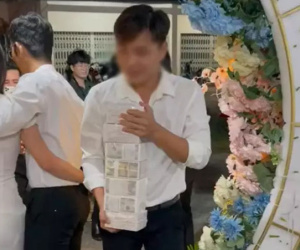Thanh niên mừng đám cưới bạn 7 cọc tiền mới tinh, nhìn mệnh giá mà hốt hoảng thay cho cô dâu chú rể