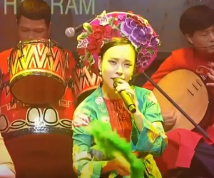 O Sen Ngọc Mai gây tranh cãi khi hát chầu văn chênh phô quên lời, thái độ thiếu nghiêm túc, bị chê thua cả Thiện Nhân