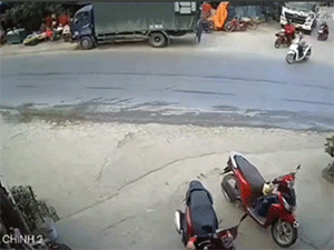 Pha sang đường gây ngỡ ngàng cho tài xế xe tải và cái kết may mắn cho cô gái lái xe ga thiếu quan sát