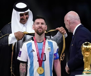 Áo choàng hoàng gia của Messi có giá hàng nghìn USD vẫn 'cháy hàng'