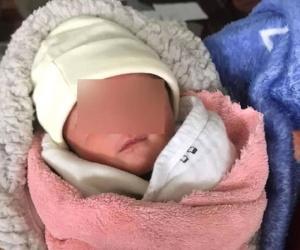 Nghi vấn người mẹ còn đi học, sinh con rồi bỏ rơi trong nhà hoang