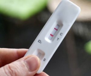 Vợ bị nhiễm COVID-19, sáng dậy thấy cả nhà chồng bỏ về quê, bật khóc tại chỗ khi mở tủ lạnh